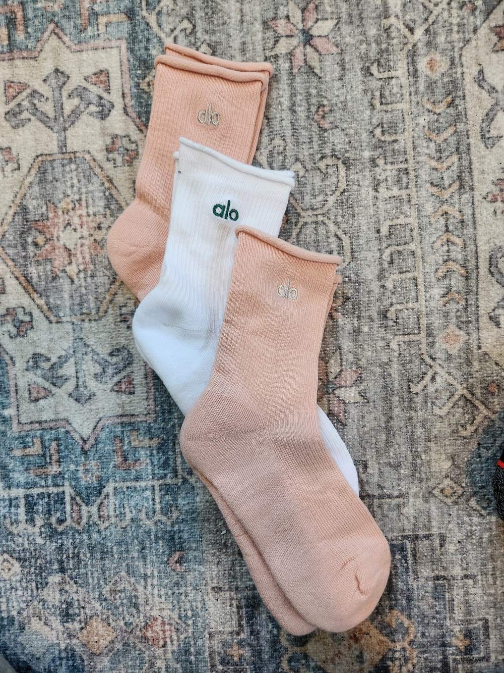 ALO Yoga Crew Socks — Blush & White Pack